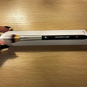 IT Cosmetics Heavenly Luxe Brush - Black and Cream